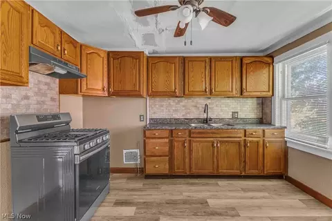 Entry Way - 422 5th St, Struthers, OH 44471 photo 5 of 6
