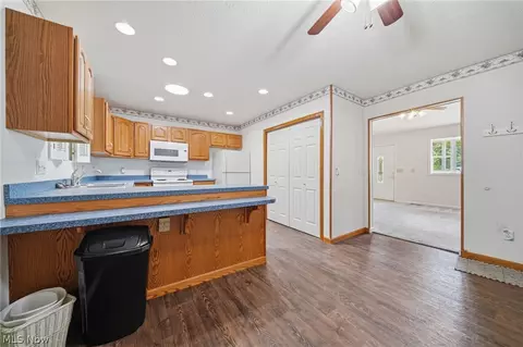 Entry Way - 5390 Savannah Dr, Ashtabula, OH 44004 photo 2 of 2