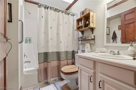 Bath - 37 Apache Trl, Malvern, OH 44644 photo 3 of 4