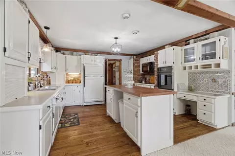 Kitchen - 37 Apache Trl, Malvern, OH 44644 photo 1 of 3