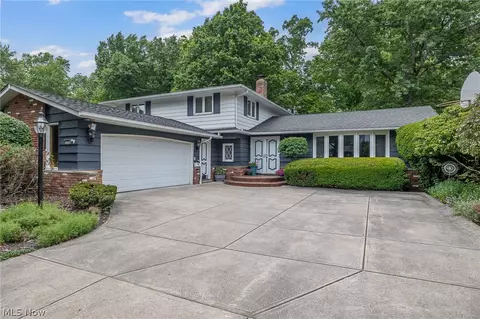 13760 Arrowhead Trl, Middleburg Heights, OH 44130