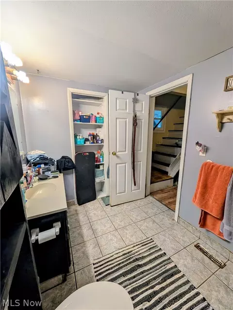 Bath - 5401 Fleming Ave, Lorain, OH 44055 photo 2 of 3