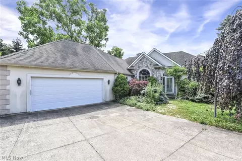 30111 Bonnie View Dr, Wickliffe, OH 44092