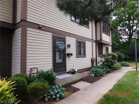 934 Hampton Ridge Dr, Akron, OH 44313