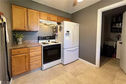 Kitchen - 4686 Knickerbocker Cir, Ashtabula, OH 44004 photo 2 of 3