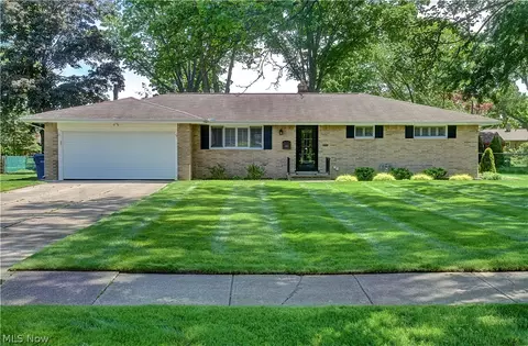 5265 Evergreen Dr, North Olmsted, OH 44070
