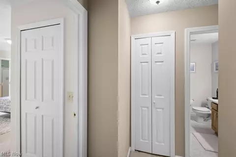 Entry Way - 6514 Candlestick Ave NE, Canton, OH 44721 photo 4 of 7