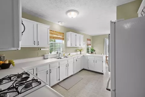 Kitchen - 6514 Candlestick Ave NE, Canton, OH 44721 photo 4 of 5