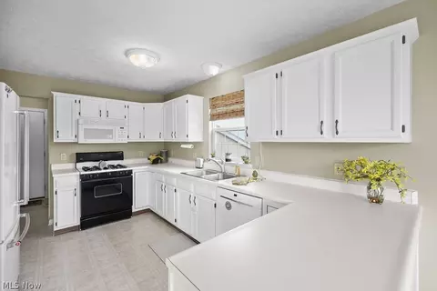 Kitchen - 6514 Candlestick Ave NE, Canton, OH 44721 photo 2 of 5