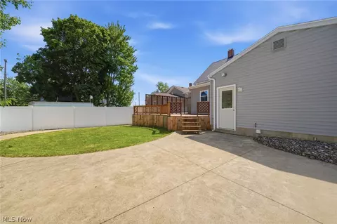 Exterior - 214 Lake Ave, Ashtabula, OH 44004 photo 5 of 7