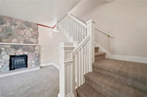 Entry Way - 214 Lake Ave, Ashtabula, OH 44004 photo 1 of 6