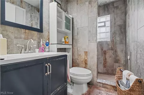 Bath - 638 Brandon Ave, Struthers, OH 44471 photo 1 of 1