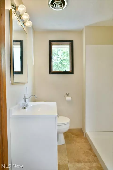 Bath - 722 5th St, Struthers, OH 44471 photo 1 of 4