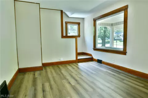 Living - 722 5th St, Struthers, OH 44471 photo 1 of 6