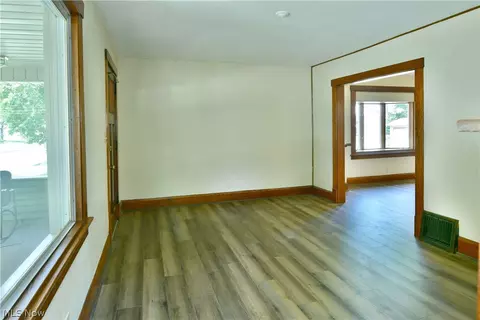 Living - 722 5th St, Struthers, OH 44471 photo 2 of 6