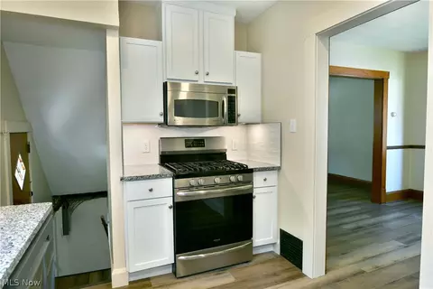 Entry Way - 722 5th St, Struthers, OH 44471 photo 1 of 2