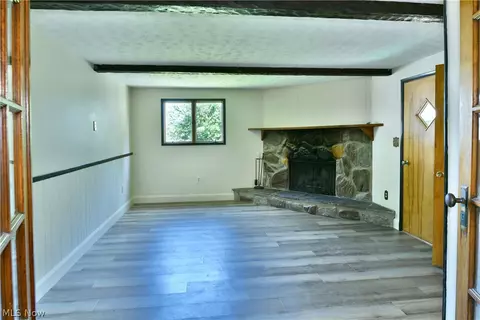 Living - 722 5th St, Struthers, OH 44471 photo 3 of 6