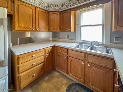 Kitchen - 32 Romaine Ave, Boardman, OH 44512 photo 6 of 7