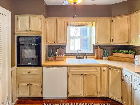 Kitchen - 32 Romaine Ave, Boardman, OH 44512 photo 3 of 7