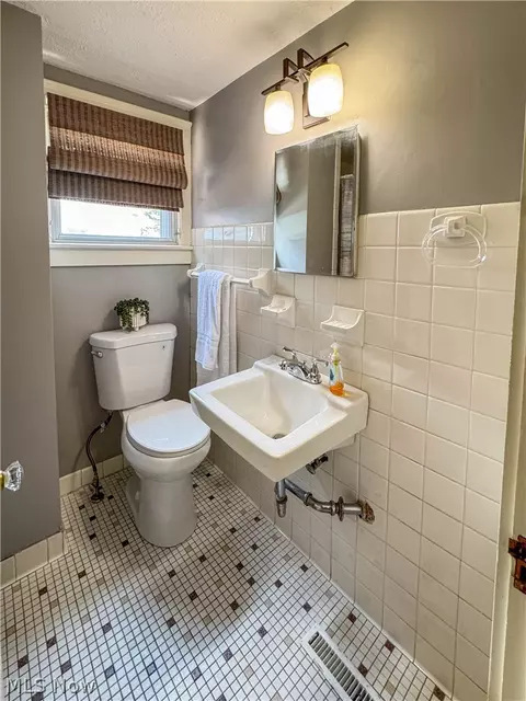 Bath - 32 Romaine Ave, Boardman, OH 44512 photo 1 of 3