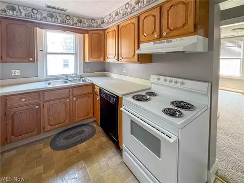 Kitchen - 32 Romaine Ave, Boardman, OH 44512 photo 5 of 7