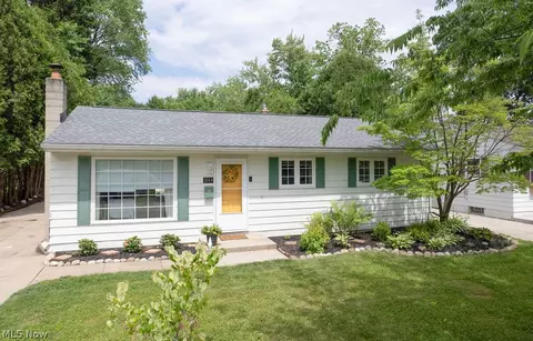 1044 Ellsworth Dr, Akron, OH 44313