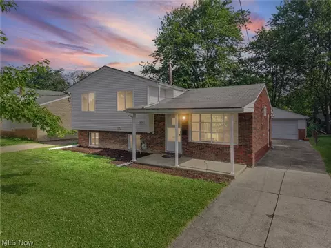864 Wilder Ave, Elyria, OH 44035
