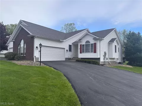 220 Cranberry Ct, Warren, OH 44483