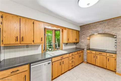 Kitchen - 865 Old Spring Rd, Copley, OH 44321 photo 2 of 4