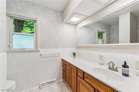 Bath - 865 Old Spring Rd, Copley, OH 44321 photo 3 of 4