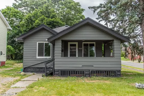 303 E Ravenwood Ave, Youngstown, OH 44507