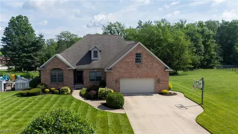 923 Mesa Verde Dr, Barberton, OH 44203