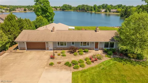 294 S Bayshore Dr, Columbiana, OH 44408