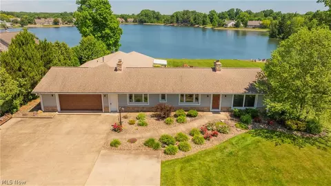 294 S Bayshore Dr, Columbiana, OH 44408