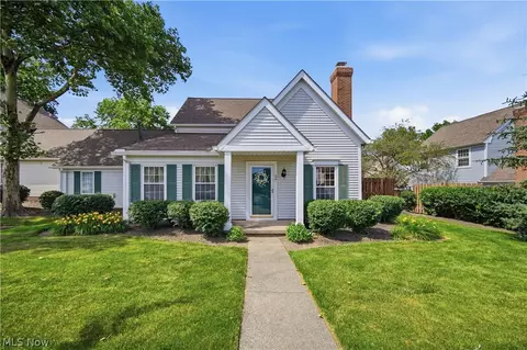 26 Hudson Common Dr, Hudson, OH 44236
