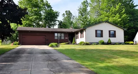 1585 Hemlock Dr, Ashtabula, OH 44004