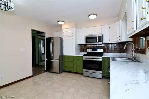 1585 Hemlock Dr, Ashtabula, OH 44004 photo 9