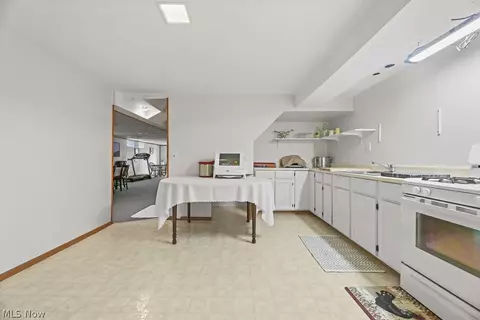 Kitchen - 7159 Rustic Oval, Independence, OH 44131 photo 5 of 6