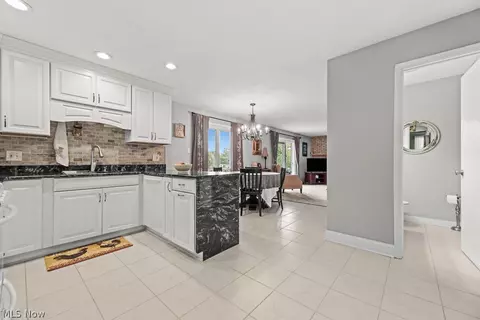 Kitchen - 7159 Rustic Oval, Independence, OH 44131 photo 3 of 6