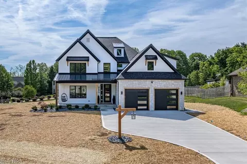 245 Somerset Dr, Hinckley, OH 44233