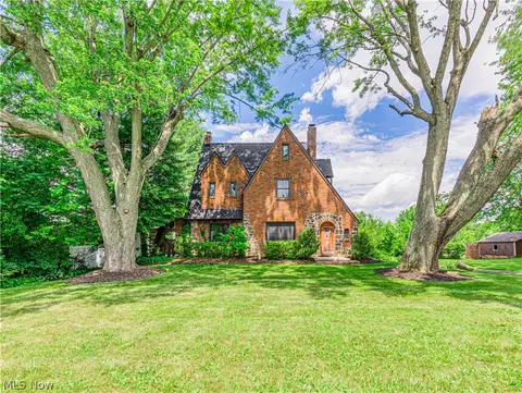 6209 Columbus Rd NE, Louisville, OH 44641