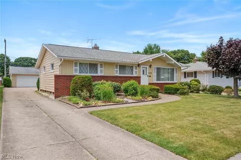 1226 Golden Gate Blvd, Mayfield Heights, OH 44124
