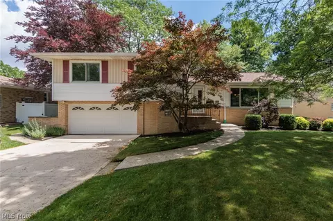 7601 Green Valley Dr, Parma, OH 44134