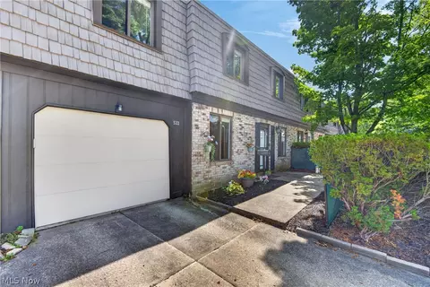 533 Tollis Pkwy #1-02, Broadview Heights, OH 44147