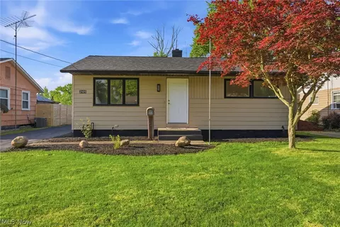 2105 Stewart Dr NW, Warren, OH 44485