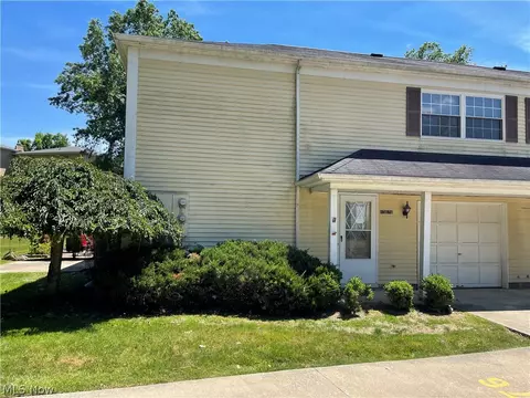 13676 Oakbrook Dr #3676, North Royalton, OH 44133