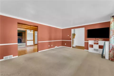 Living - 691 Oakridge Dr, Boardman, OH 44512 photo 2 of 6