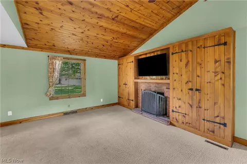Living - 691 Oakridge Dr, Boardman, OH 44512 photo 4 of 6