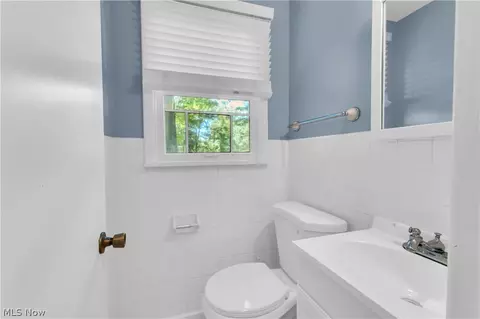 Bath - 691 Oakridge Dr, Boardman, OH 44512 photo 2 of 5