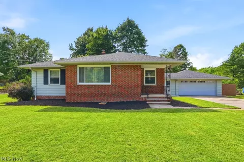 8908 Falls Ln, Broadview Heights, OH 44147